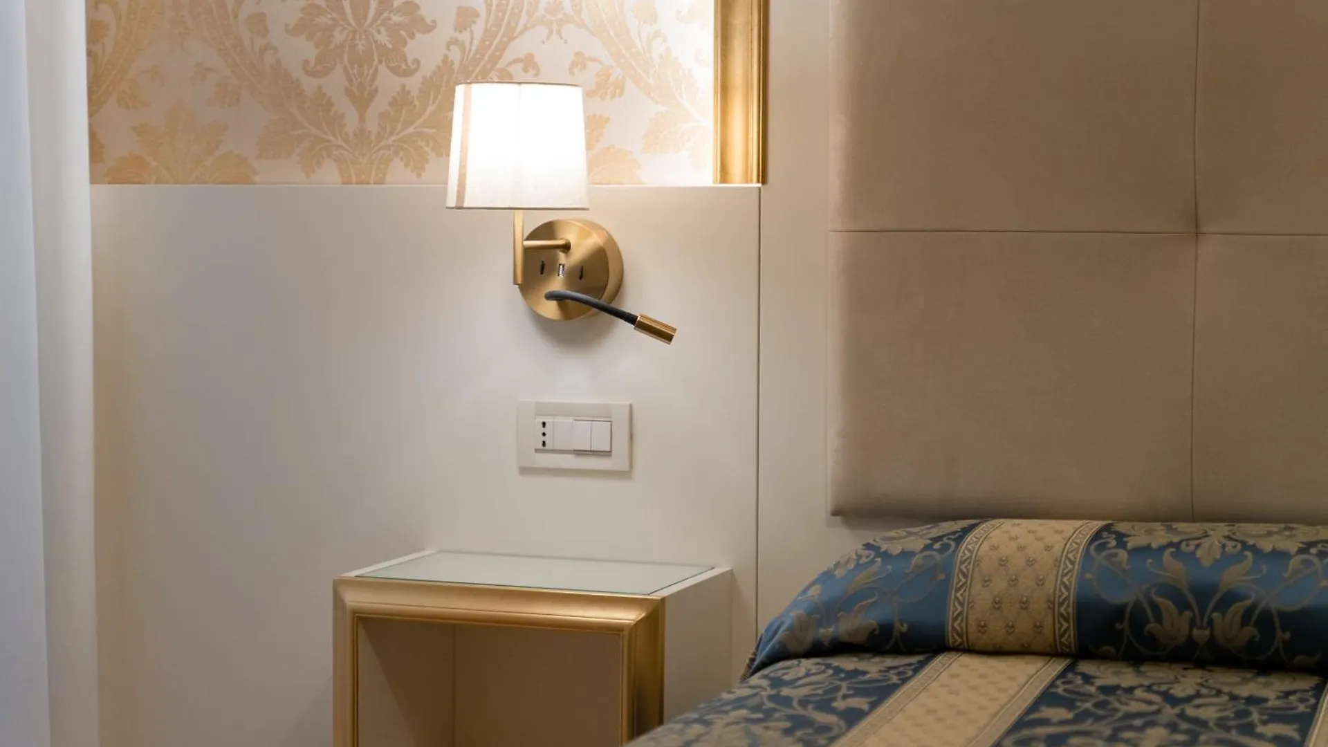 Hotel Tivoli Venice 2*,